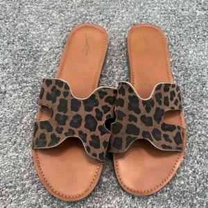 Universal Thread womens sandals 9 1/2